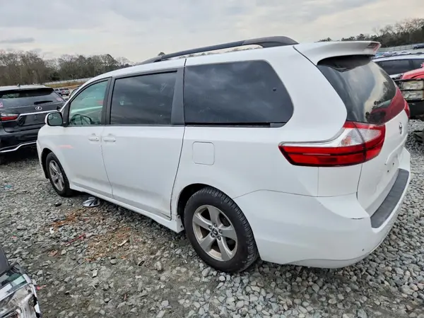 5TDKZ3DC8JS965160 2018 TOYOTA SIENNA - Image 2