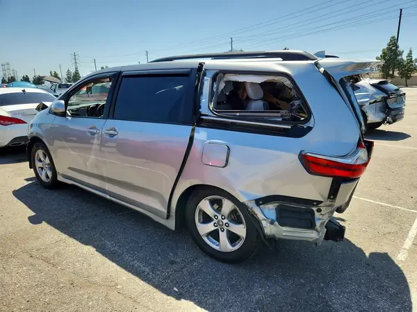 5TDKZ3DC8KS004463 2019 TOYOTA SIENNA - Image 2