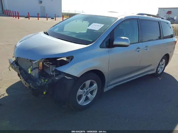 5TDKZ3DC8KS007279 2019 TOYOTA SIENNA - Image 2