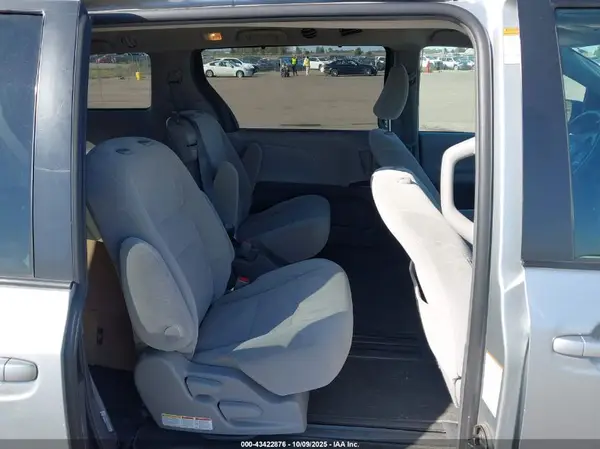 5TDKZ3DC8KS007279 2019 TOYOTA SIENNA - Image 8