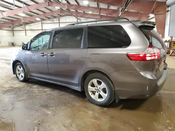 5TDKZ3DC8KS008240 2019 TOYOTA SIENNA - Image 2