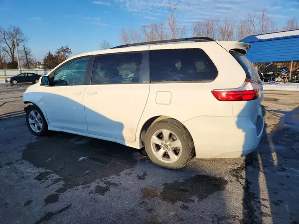 5TDKZ3DC8KS013356 2019 TOYOTA SIENNA - Image 2
