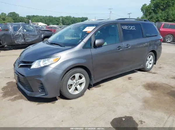 5TDKZ3DC8KS014426 2019 TOYOTA SIENNA - Image 2
