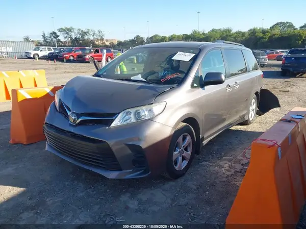 5TDKZ3DC8KS015527 2019 TOYOTA SIENNA - Image 2