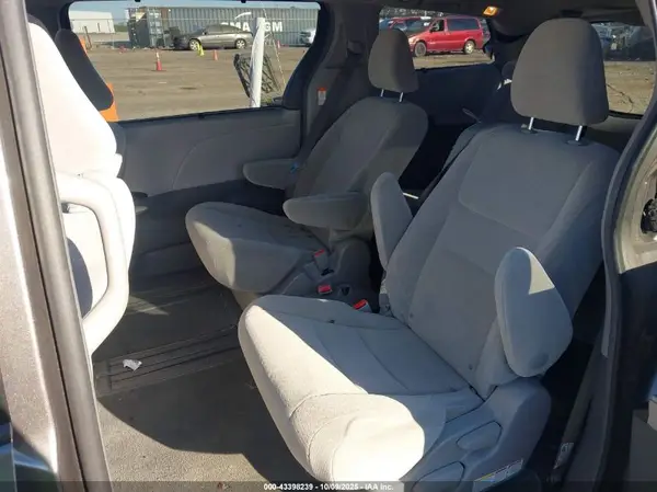 5TDKZ3DC8KS015527 2019 TOYOTA SIENNA - Image 8
