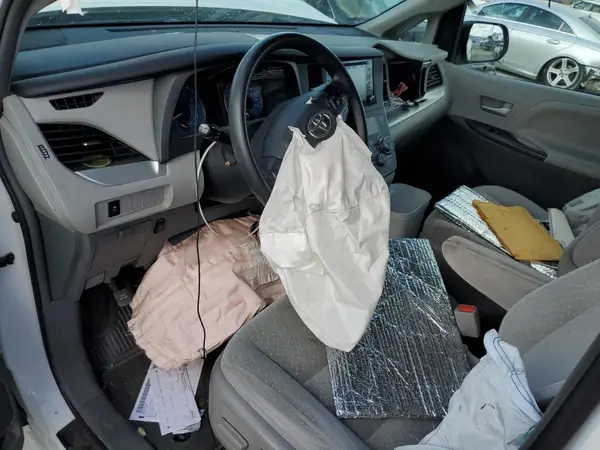 5TDKZ3DC8KS968867 2019 TOYOTA SIENNA - Image 8