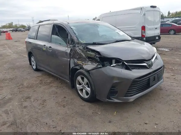 5TDKZ3DC8KS970411 2019 TOYOTA SIENNA - Image 1