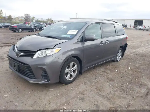 5TDKZ3DC8KS970411 2019 TOYOTA SIENNA - Image 2