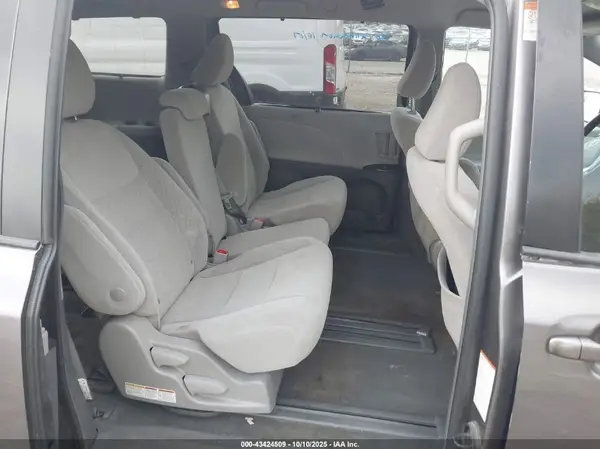 5TDKZ3DC8KS970411 2019 TOYOTA SIENNA - Image 8