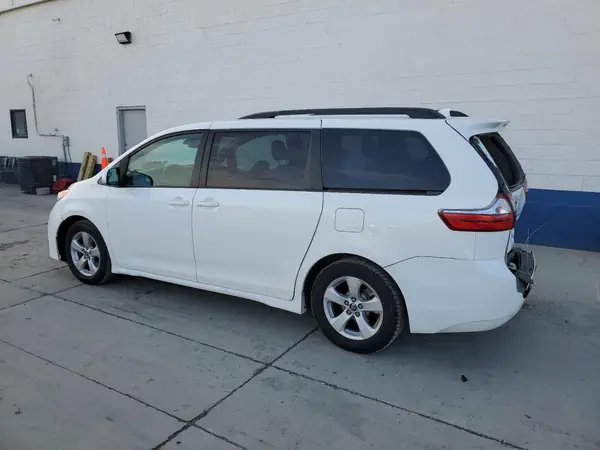 5TDKZ3DC8KS974796 2019 TOYOTA SIENNA - Image 2