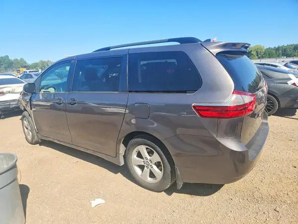 5TDKZ3DC8KS978945 2019 TOYOTA SIENNA - Image 2