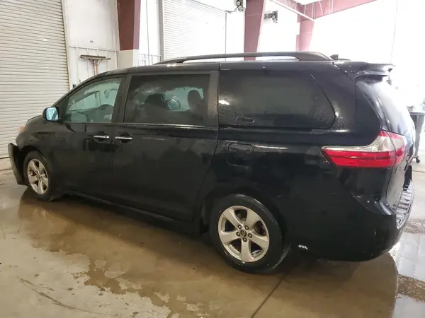 5TDKZ3DC8KS979786 2019 TOYOTA SIENNA - Image 2