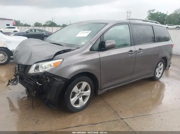 5TDKZ3DC8KS983272 2019 TOYOTA SIENNA - Image 2