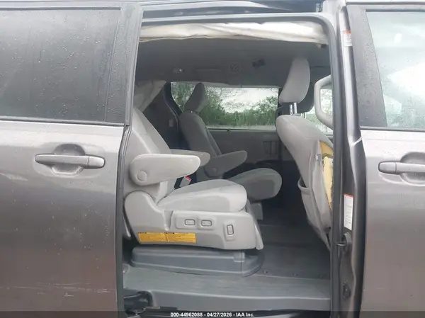 5TDKZ3DC8KS983272 2019 TOYOTA SIENNA - Image 8