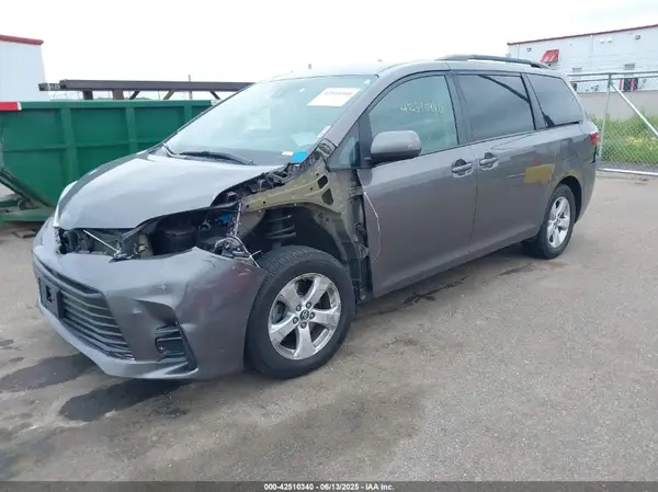 5TDKZ3DC8KS987600 2019 TOYOTA SIENNA - Image 2