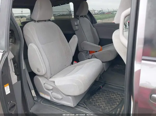 5TDKZ3DC8KS987600 2019 TOYOTA SIENNA - Image 8