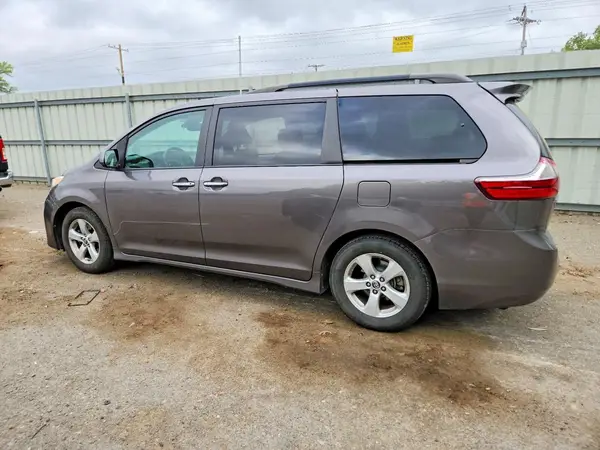 5TDKZ3DC8KS988195 2019 TOYOTA SIENNA - Image 2