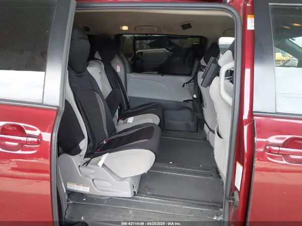 5TDKZ3DC8KS988357 2019 TOYOTA SIENNA - Image 8