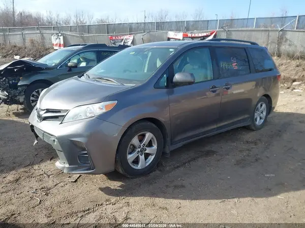 5TDKZ3DC8KS988522 2019 TOYOTA SIENNA - Image 2