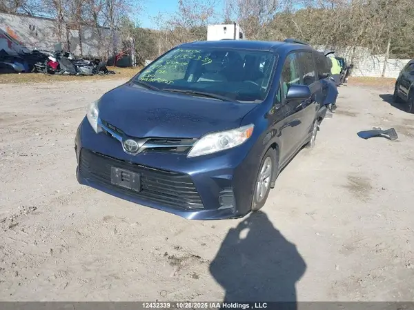 5TDKZ3DC8KS989573 2019 TOYOTA SIENNA - Image 2