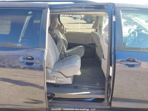 5TDKZ3DC8KS989573 2019 TOYOTA SIENNA - Image 8