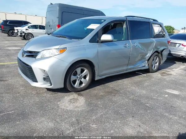 5TDKZ3DC8KS995275 2019 TOYOTA SIENNA - Image 2