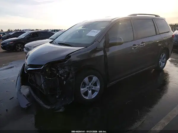 5TDKZ3DC8LS023676 2020 TOYOTA SIENNA - Image 2