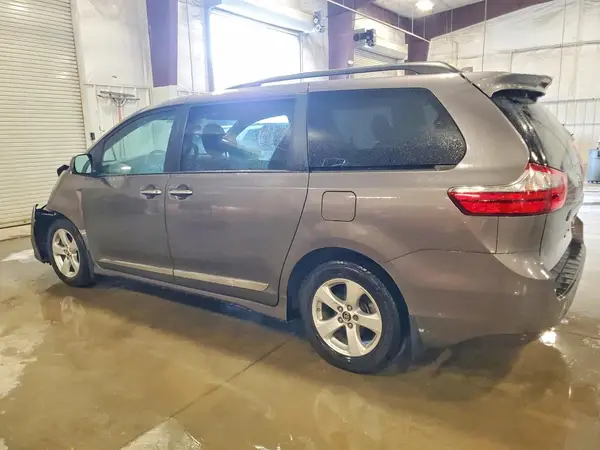 5TDKZ3DC8LS043412 2020 TOYOTA SIENNA - Image 2