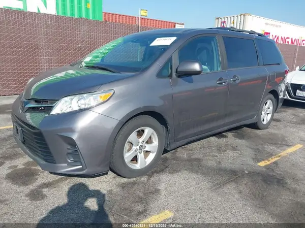 5TDKZ3DC8LS046519 2020 TOYOTA SIENNA - Image 2