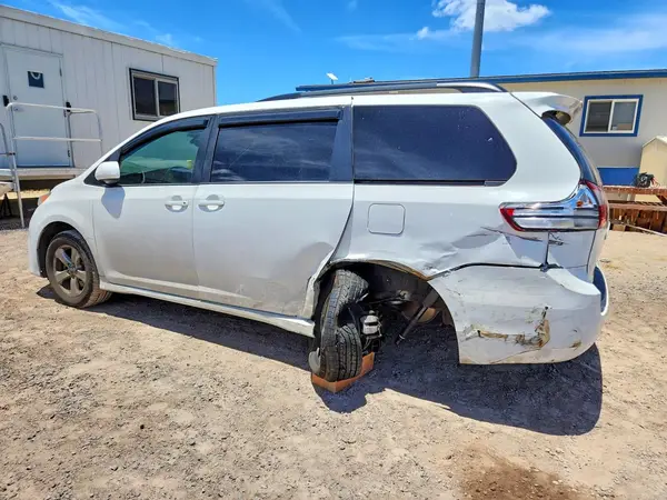 5TDKZ3DC8LS051543 2020 TOYOTA SIENNA - Image 2