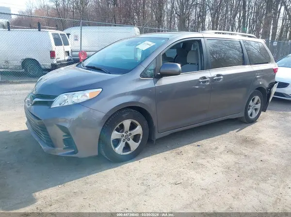 5TDKZ3DC8LS053745 2020 TOYOTA SIENNA - Image 2