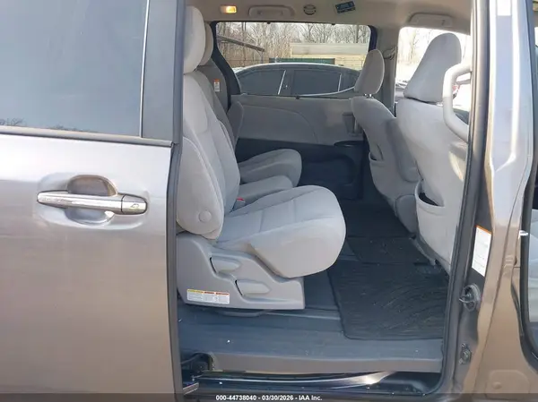 5TDKZ3DC8LS053745 2020 TOYOTA SIENNA - Image 8