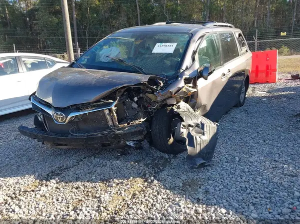 5TDKZ3DC8LS071310 2020 TOYOTA SIENNA - Image 2