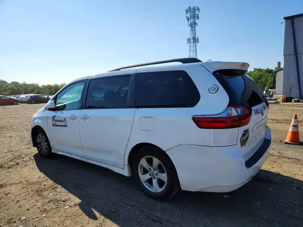 5TDKZ3DC8LS073560 2020 TOYOTA SIENNA - Image 2