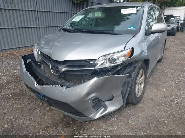 5TDKZ3DC8LS082887 2020 TOYOTA SIENNA - Image 2