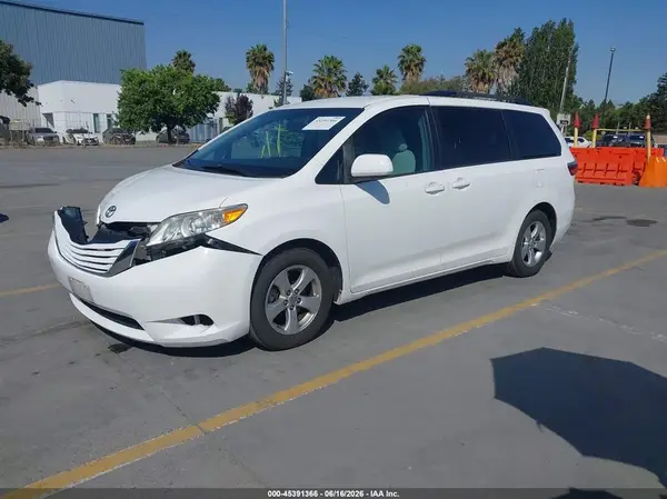 5TDKZ3DC9HS768735 2017 TOYOTA SIENNA - Image 2