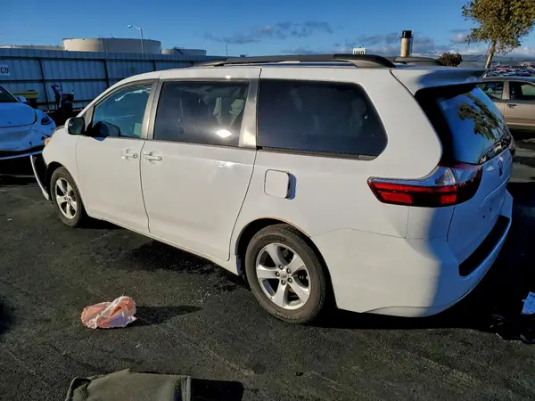 5TDKZ3DC9HS770100 2017 TOYOTA SIENNA - Image 2