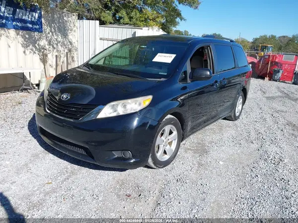 5TDKZ3DC9HS774759 2017 TOYOTA SIENNA - Image 2