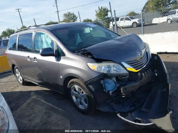 5TDKZ3DC9HS778441 2017 TOYOTA SIENNA - Image 1