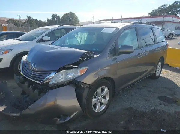 5TDKZ3DC9HS778441 2017 TOYOTA SIENNA - Image 2