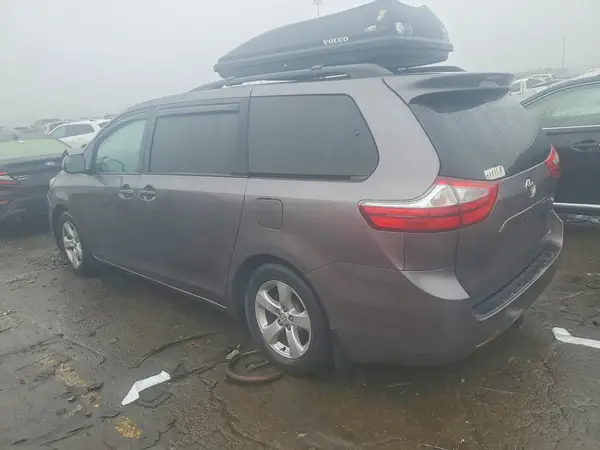 5TDKZ3DC9HS787334 2017 TOYOTA SIENNA - Image 2