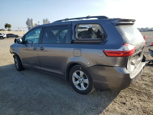 5TDKZ3DC9HS787642 2017 TOYOTA SIENNA - Image 2
