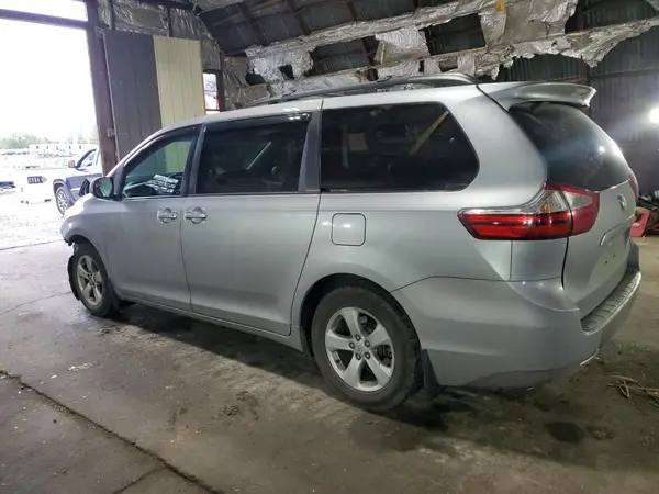 5TDKZ3DC9HS789021 2017 TOYOTA SIENNA - Image 2