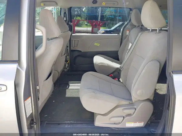 5TDKZ3DC9HS791965 2017 TOYOTA SIENNA - Image 8