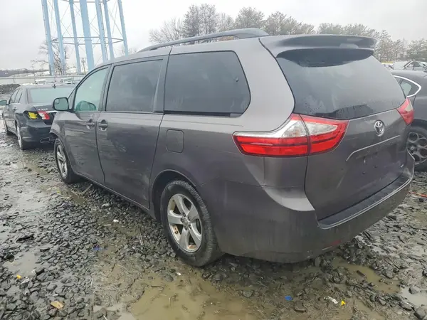 5TDKZ3DC9HS795417 2017 TOYOTA SIENNA - Image 2