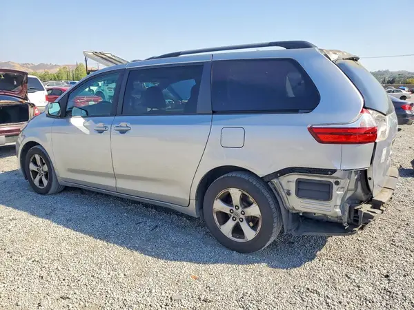 5TDKZ3DC9HS797703 2017 TOYOTA SIENNA - Image 2