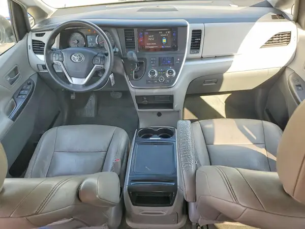 5TDKZ3DC9HS797703 2017 TOYOTA SIENNA - Image 8