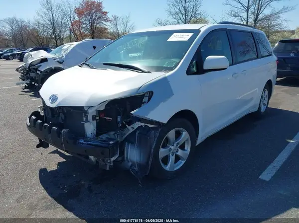 5TDKZ3DC9HS797877 2017 TOYOTA SIENNA - Image 2