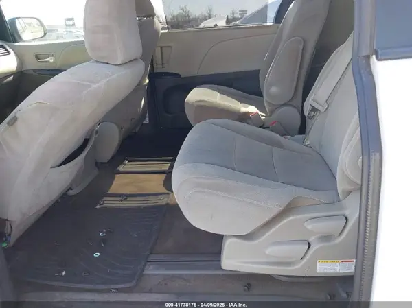 5TDKZ3DC9HS797877 2017 TOYOTA SIENNA - Image 8