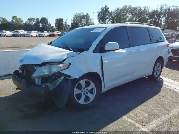 5TDKZ3DC9HS799855 2017 TOYOTA SIENNA - Image 2